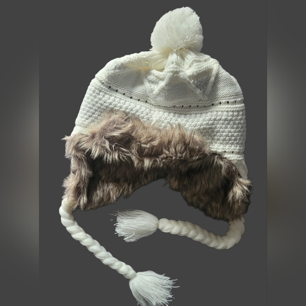 Elegant Cream Knit Hat with Faux Fur Lining